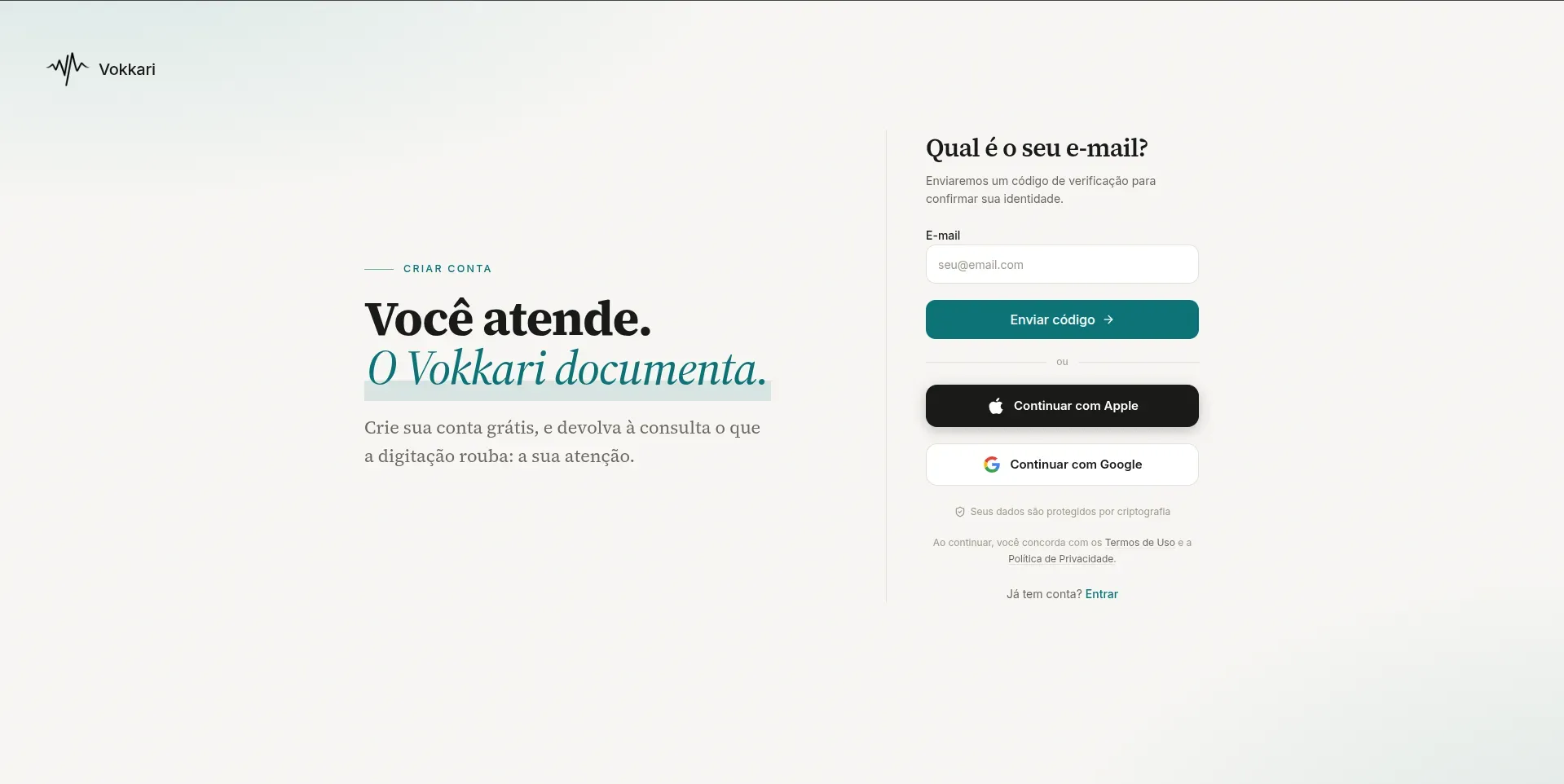 Tela Criar conta do app.vokkari.com, com o campo de e-mail, o botão Enviar código e as opções Continuar com Apple e Continuar com Google