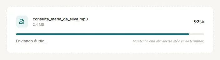 Área de envio com o arquivo consulta_maria_da_silva.mp3 em 92%, a barra de progresso, a etapa Enviando áudio e o aviso para manter a aba aberta