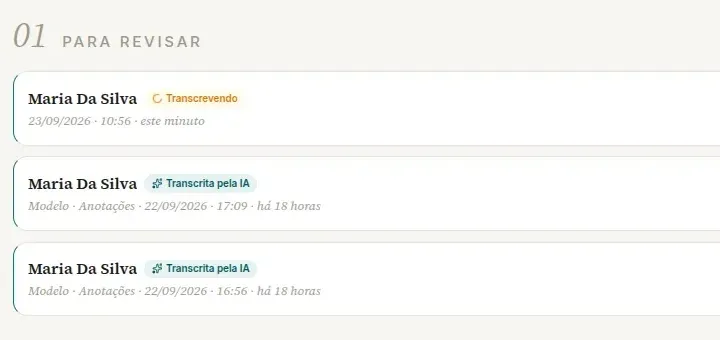 Seção Para revisar da tela Início no computador, com o cartão da consulta marcado Transcrevendo e dois cartões em Transcrita pela IA