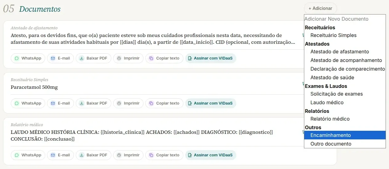 Seção Documentos no computador com três documentos salvos e a lista de tipos aberta abaixo do botão + Adicionar, com a primeira linha Adicionar Novo Documento, os grupos de Receituários a Outros e o tipo Encaminhamento em destaque