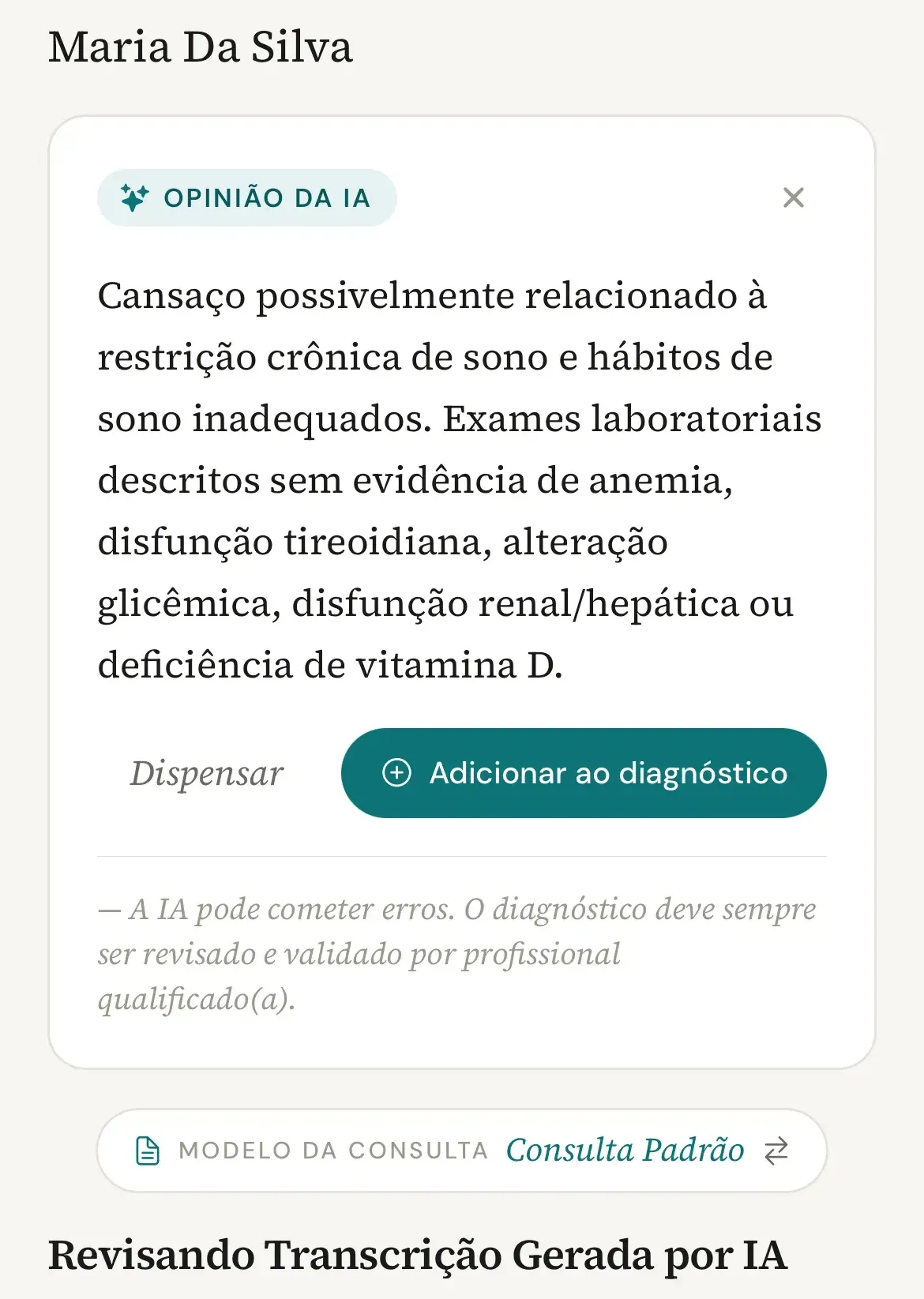 Cartão Opinião da IA no alto da tela de edição do celular, com o texto da hipótese, os botões Dispensar e Adicionar ao diagnóstico e o aviso de que a IA pode cometer erros, acima do título Revisando Transcrição Gerada por IA
