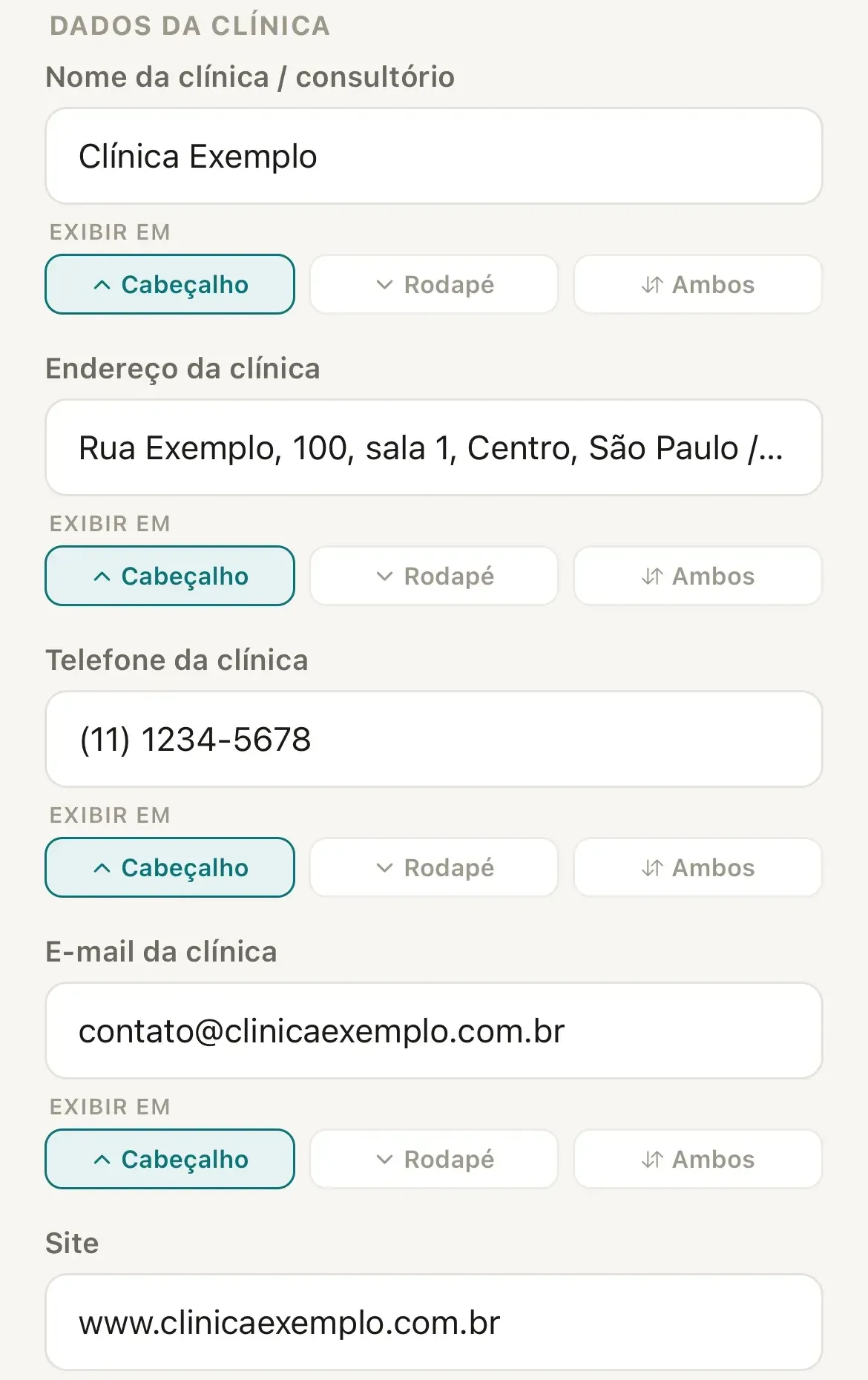 Seção Dados da clínica no celular, com os campos Nome da clínica / consultório, Endereço da clínica, Telefone da clínica, E-mail da clínica e Site preenchidos com a Clínica Exemplo, cada um com o seletor Exibir em marcado em Cabeçalho