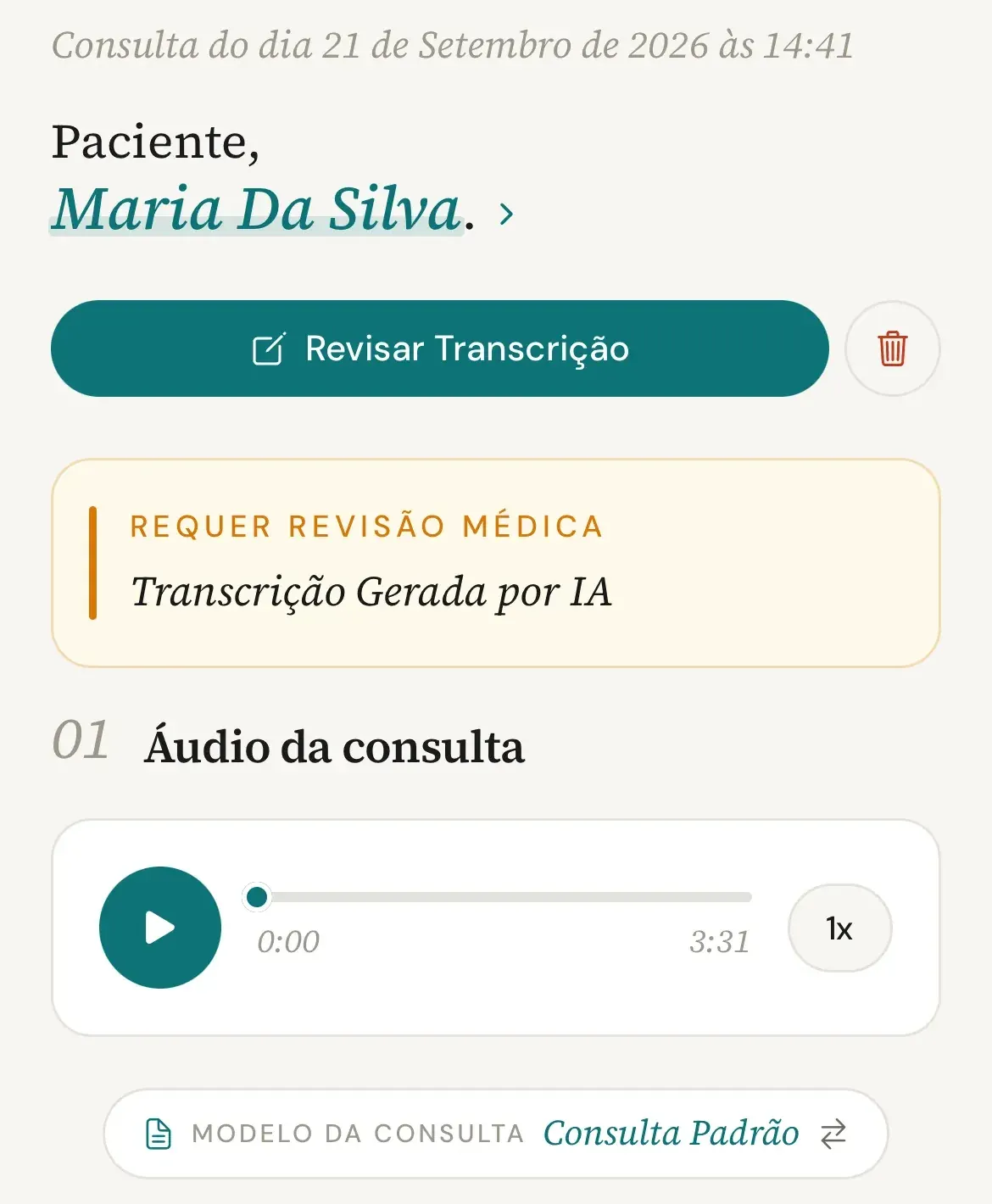 Consulta aguardando revisão no celular, com o botão Revisar Transcrição, o aviso Requer revisão médica, o player Áudio da consulta e, abaixo, o chip Modelo da consulta com Consulta Padrão