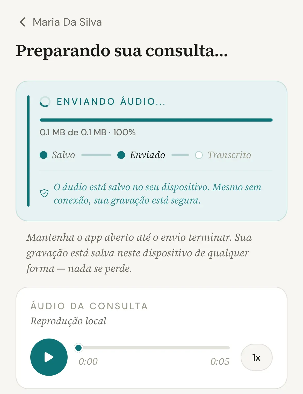 Tela Preparando sua consulta com o envio do áudio, as etapas Salvo, Enviado e Transcrito e o aviso para manter o app aberto