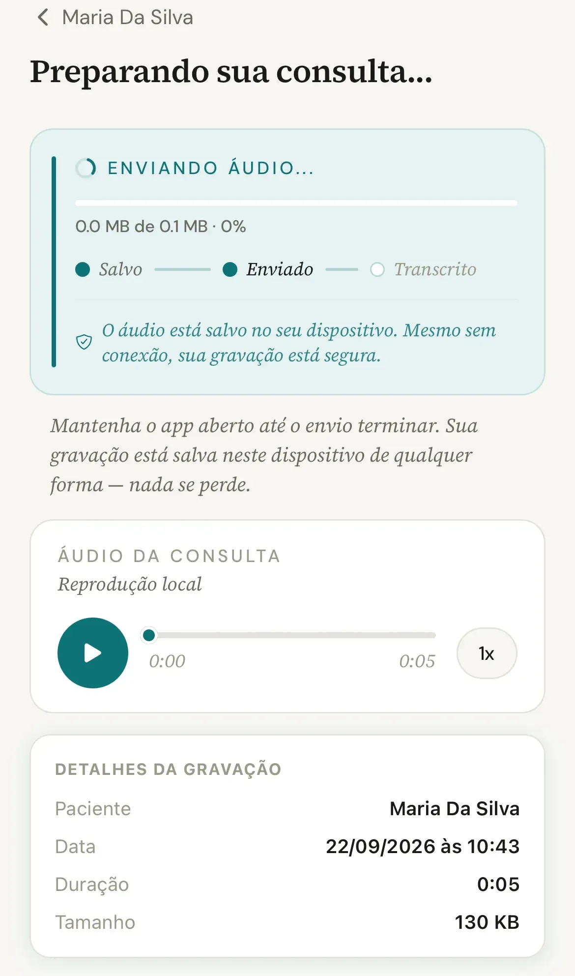 Tela Preparando sua consulta com o cartão Enviando áudio... e a barra de progresso em MB, as etapas Salvo, Enviado e Transcrito, o pedido para manter o app aberto, o player de Reprodução local e os Detalhes da gravação com paciente, data, duração e tamanho