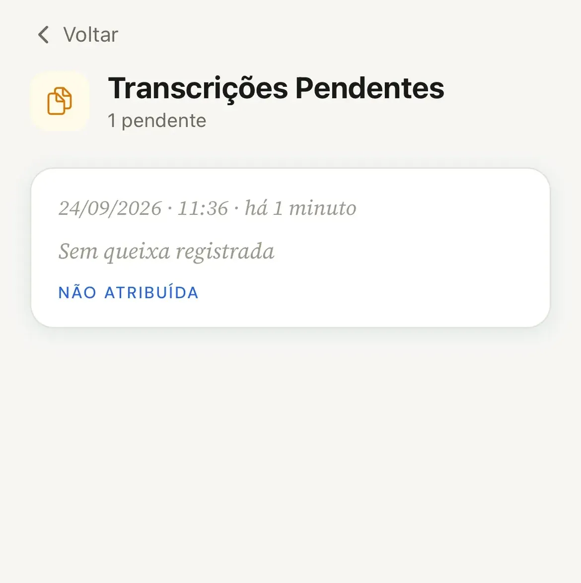 Tela Transcrições Pendentes com a contagem 1 pendente e um cartão de consulta com data, hora, Sem queixa registrada e o selo Não atribuída